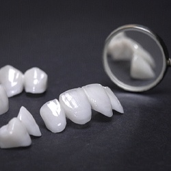 Different dental bridges and oral mirror
